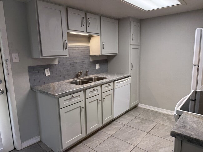 Building Photo - 8730 Glen Meadow Ln