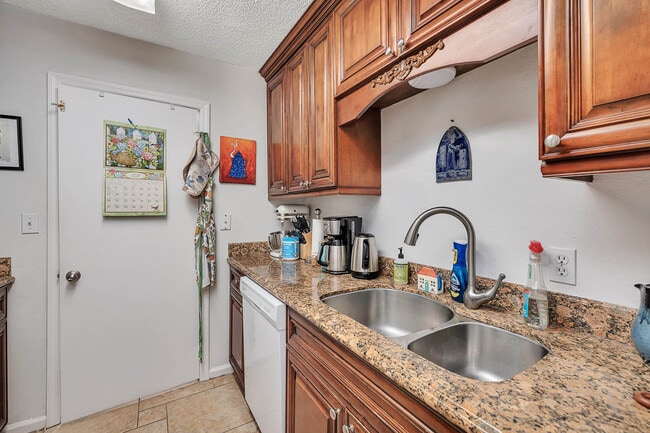 Building Photo - 132 S Island Square Dr