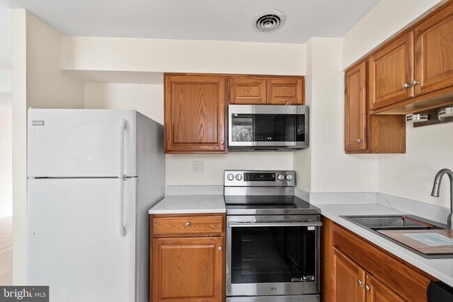 Building Photo - 4512 Lark Ln