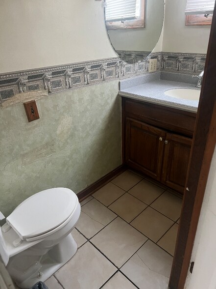 Building Photo - 644 St Charles St