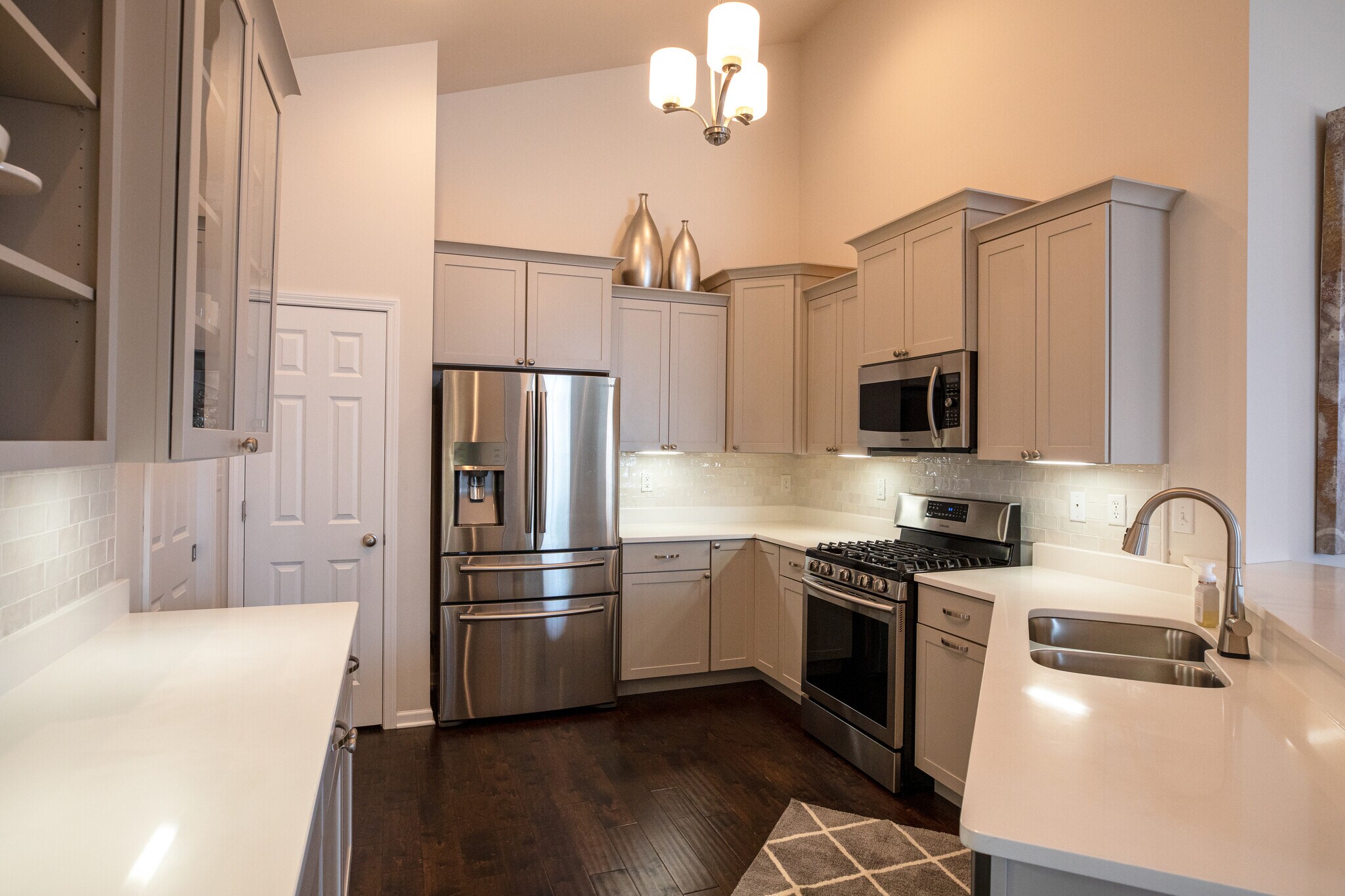 Quartz counter/designer cabinets - 10941 Elkhart Pl