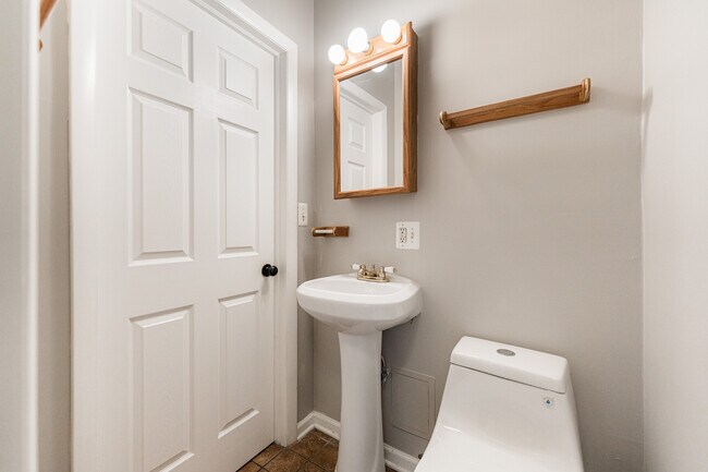 Building Photo - 2916 W Warren Blvd