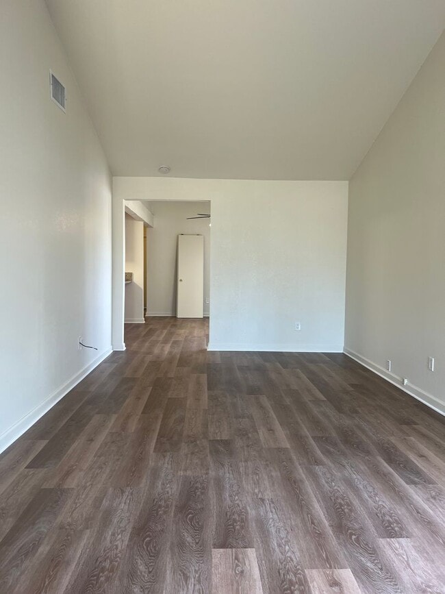 Building Photo - REMODELED 2 BED DUPLEX WITH PRIVATE YARD!!