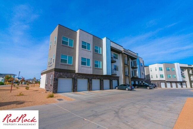 Building Photo - Spacious 3 Bedroom Unit in Desert Color With Pool & Lagoon Access
