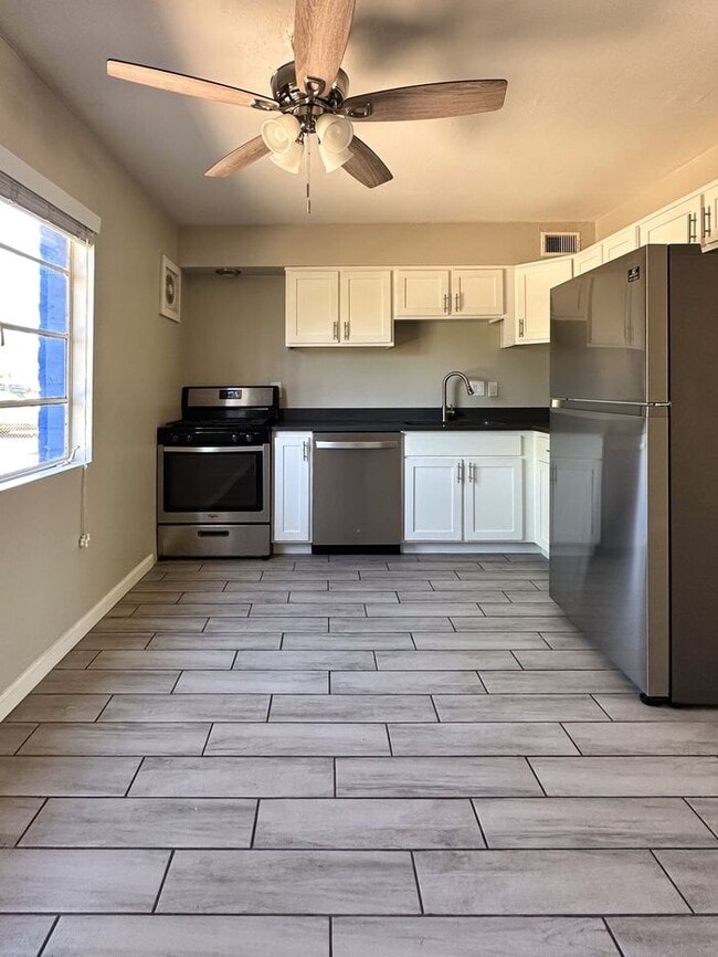 Building Photo - ONE MONTH FREE RENT!! SELECT UNITS!! U of ...
