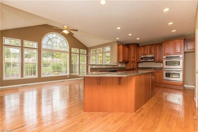 Building Photo - Spacious 4BR House in Twinsburg