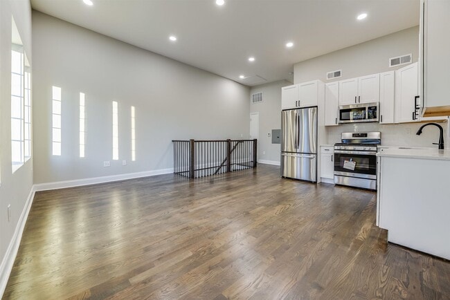 Building Photo - 172 Mallory Ave