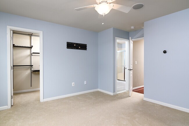 Building Photo - 2638 S Kenmore Ct