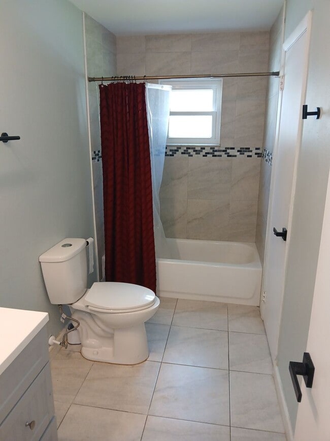 Building Photo - Beautiful, spacious 3 bedroom, 2 bathroom ...