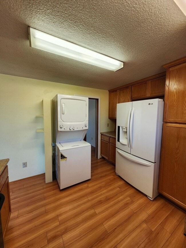 Building Photo - 2108 W 9th Pl