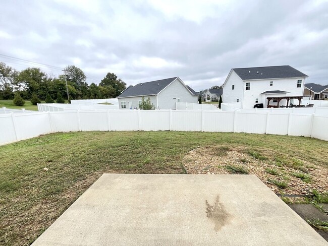 Building Photo - Huge home in Spring Hill!
