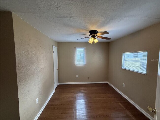 Building Photo - 314 W Crescent Dr