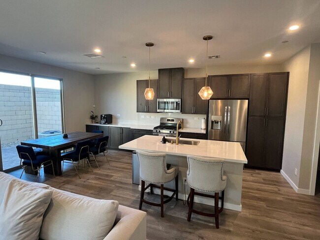 Building Photo - Beautiful 3 Bedroom Townhome in the Southw...