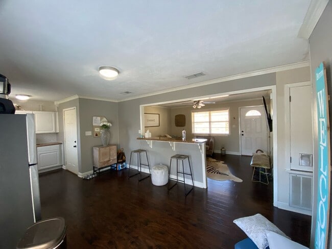 Building Photo - Contact Peggy 501 676 1758