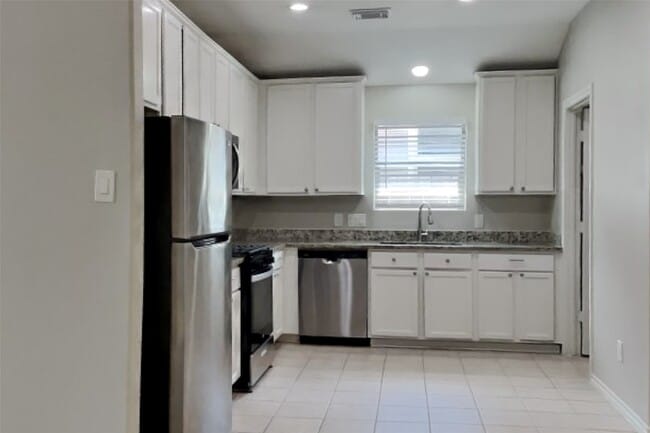 Building Photo - 804 Lovebug Ln