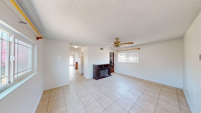 Building Photo - Cozy 3B2B located in a convenient area in Chino Hills!