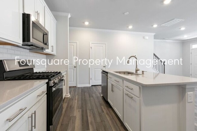 Building Photo - Townhome | Bonus Loft Space | Internet Inc...