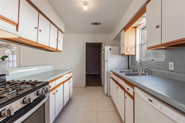 Building Photo - 2720 Blueberry Ln