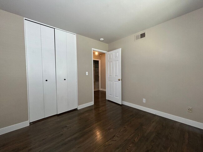 Building Photo - Recently Remodeled Single-Story 3/2 Gem in...
