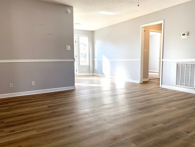 Building Photo - 411 Sideline Dr