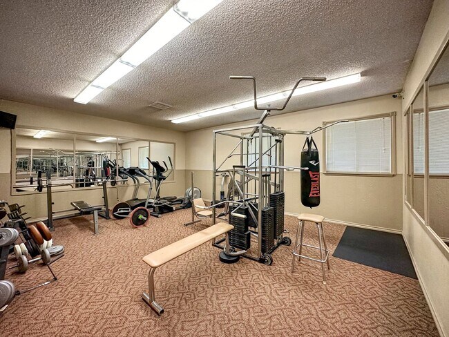 Building Photo - North Tacoma Condo Living | 2 Bed, 1.5 Bath End-Unit | Great Amenities!