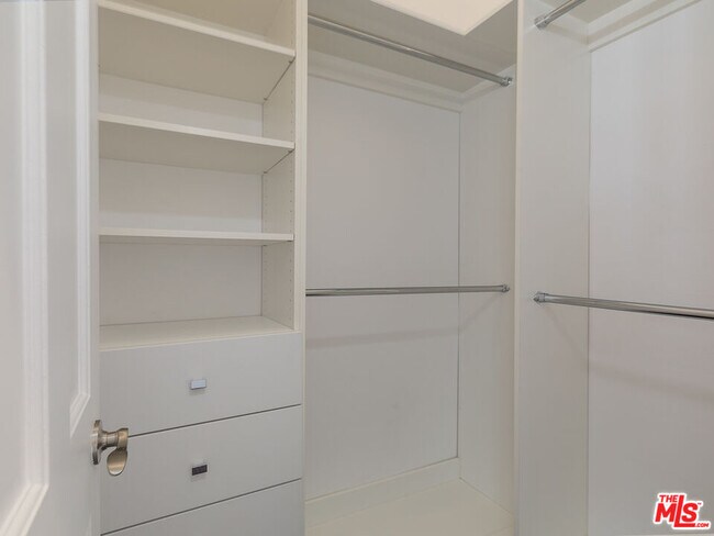 Building Photo - 230 S Hamilton Dr