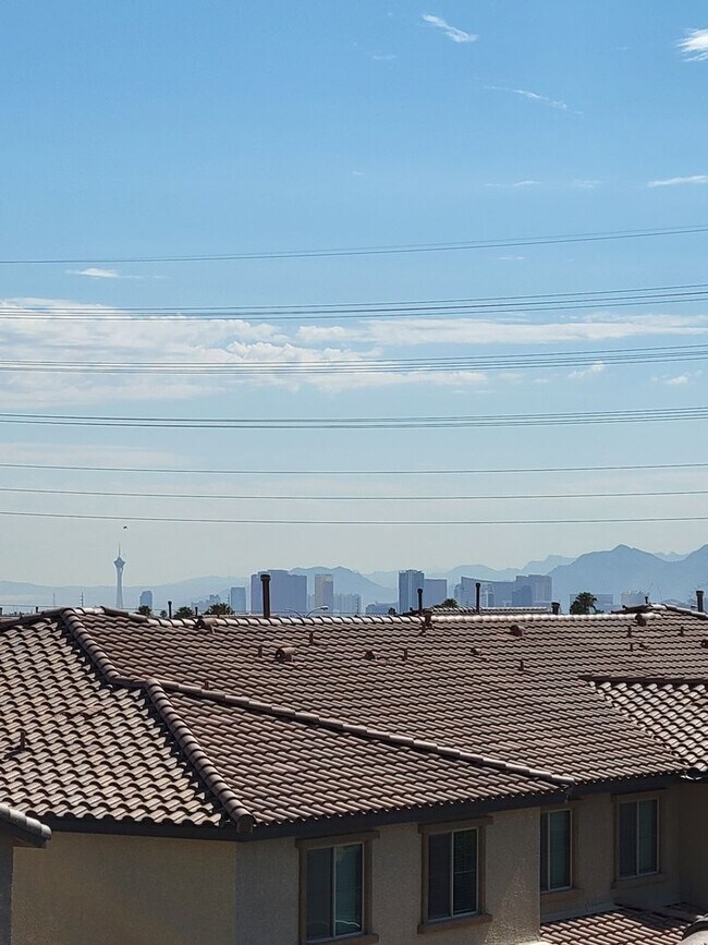 Building Photo - Giant Causeway / Showing 5/1/26