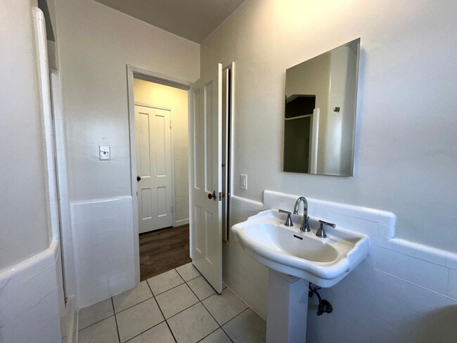 Building Photo - Lovely Cozy & Spacious renovated upper lev...