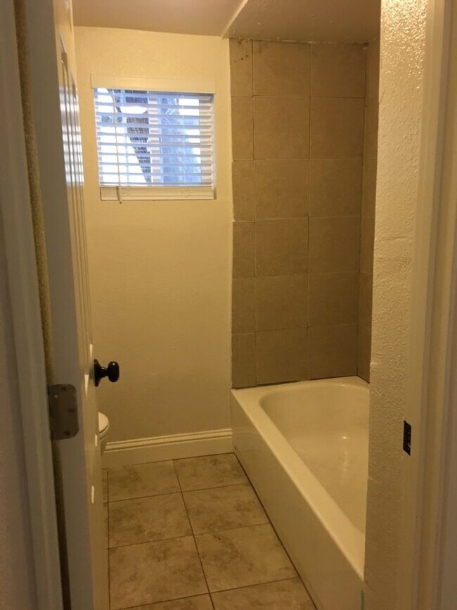 Building Photo - MOVE-IN SPECIAL