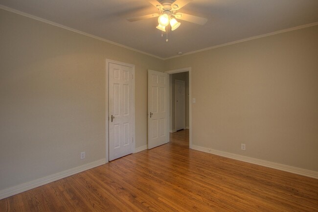 Building Photo - 1133 S Oswego Ave