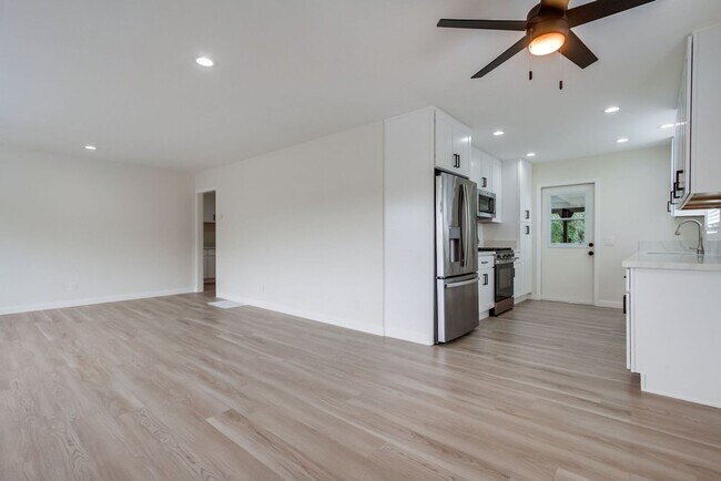 Building Photo - Charming Fully Remodeled 3-Bedroom Home in...