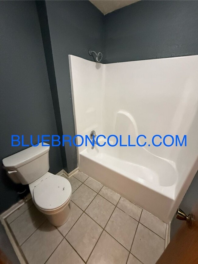 Building Photo - Spacious 3 BR Townhome—New Carpet & Paint—...