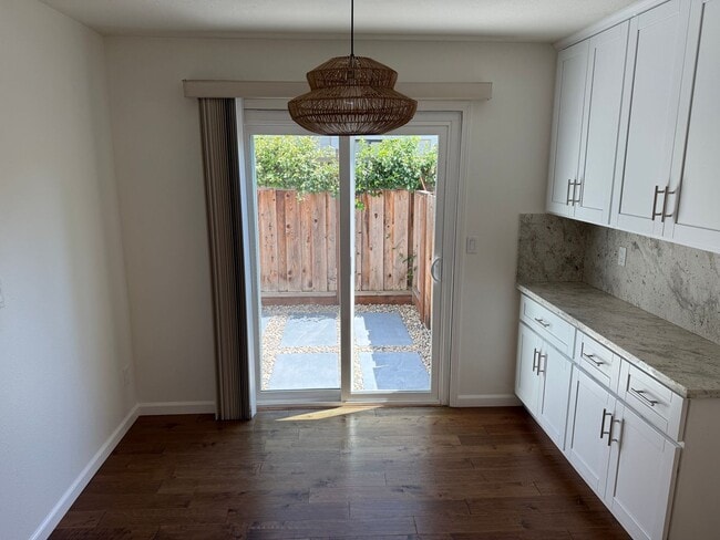Building Photo - Updated 2 Bed + Loft / 2 Bath Home in Desi...