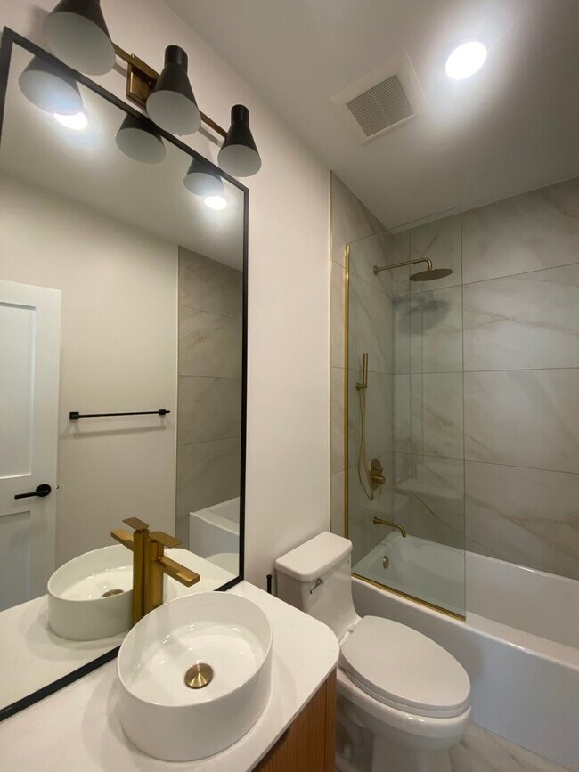 Building Photo - 2934 N Avers Ave