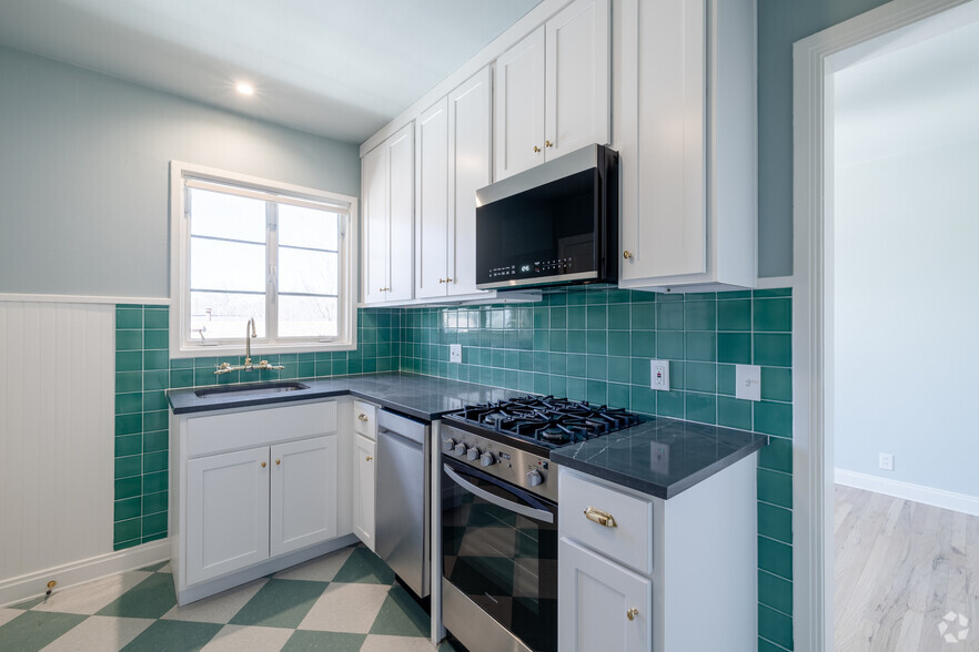 2BR, 1BA - 866SF - Kitchen - Windsor Gardens