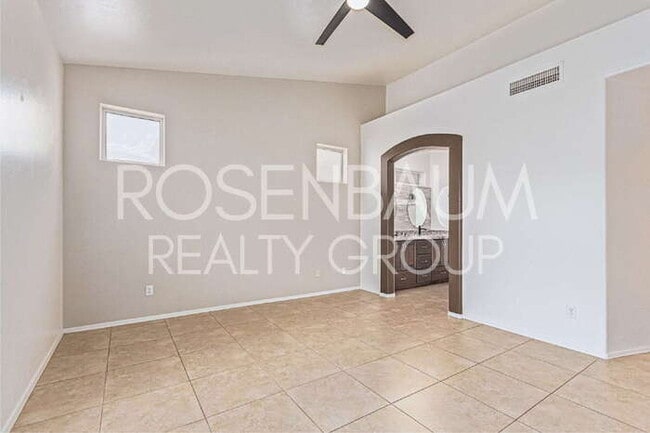 Building Photo - Gorgeous 3-bedrooms, 2-baths home in the d...