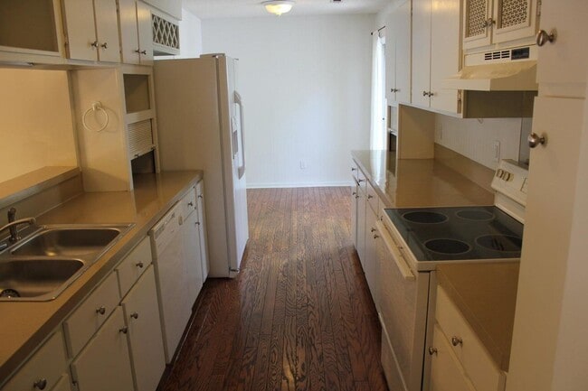 Building Photo - Charming 3 bedroom, 2 bath Home Located in...