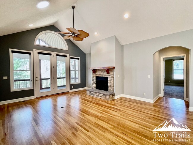 Building Photo - LUXURY MOUNTAIN LIVING IN GATED COMMUNITY