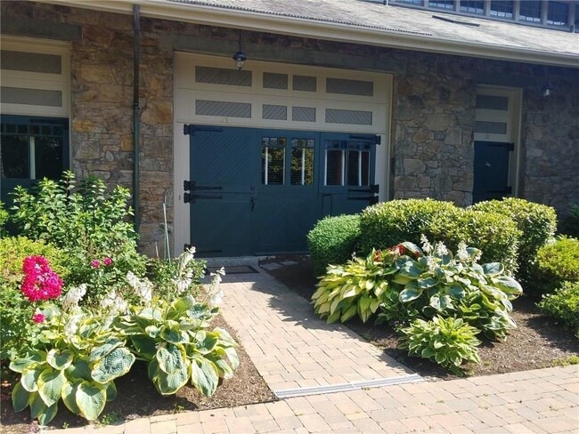 Primary Photo - 113 Coggeshall Ave