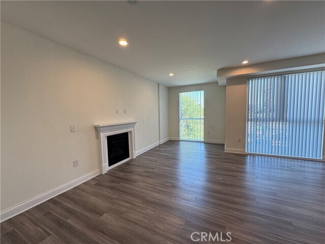 Building Photo - 14934 Burbank Blvd