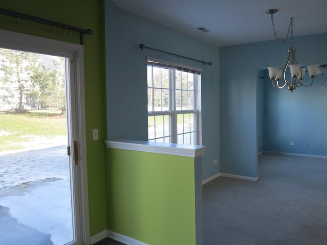 Building Photo - 1227 N Village Dr