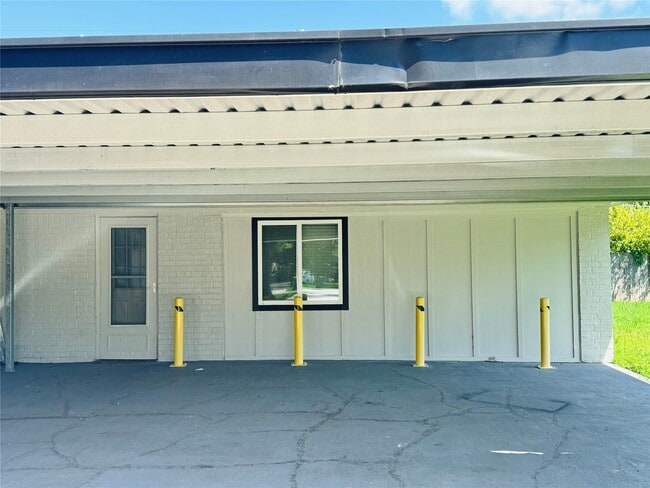Building Photo - 10702 Deval Dr