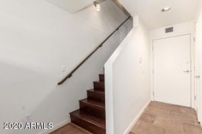 Building Photo - Apply Here www.realty480pm.appfolio.com/listings