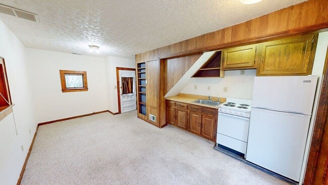 Building Photo - SPACIOUS Single Family House AVAILABLE Fal...