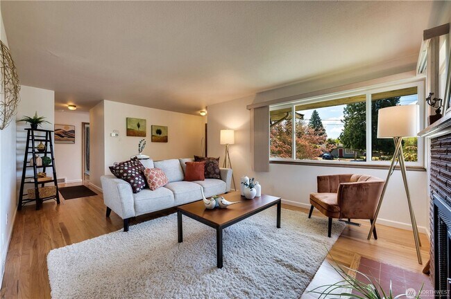 Building Photo - 3 Bedroom 1.75 bathroom home in Mukilteo w...