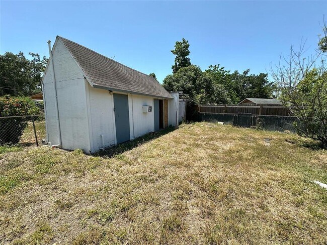 Building Photo - 525 Clearfield Rd