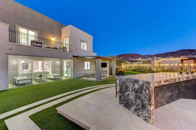 Building Photo - LUXURY 5 BED 4.5 BATH IN THE CANYONS 89052