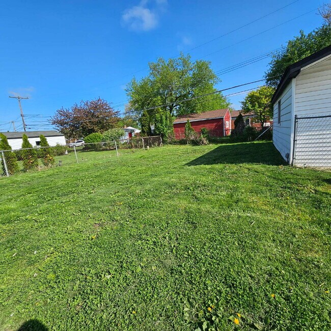 Building Photo - Updated 2 Bedroom Ranch with Open Living Room that Flows Through Kitchen, Dining Area to Great Ro...