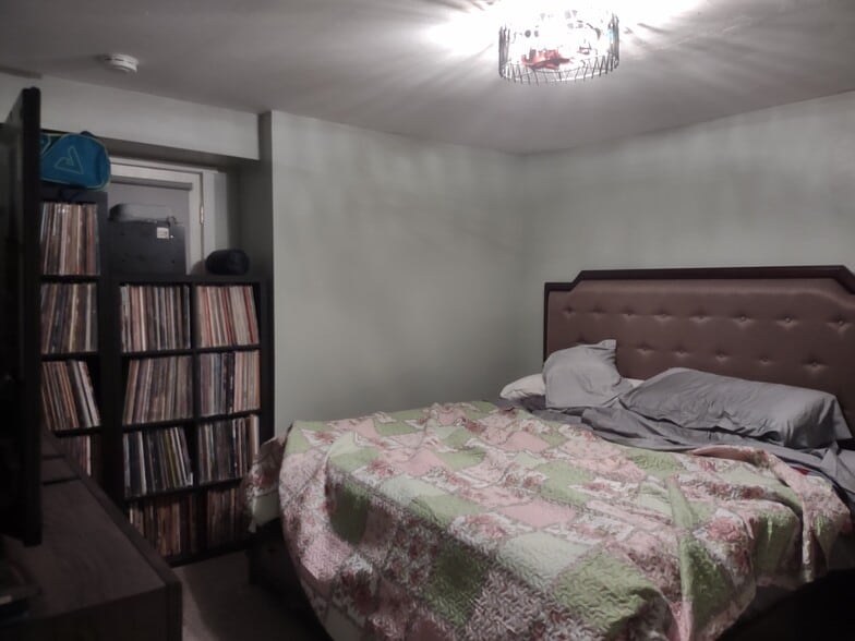 Large bedroom king bed - 4535 S Hummelstrasse Ln
