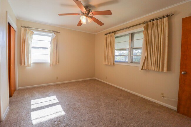 Building Photo - 3 Bed Mid-Town Beaut! Available for Immedi...